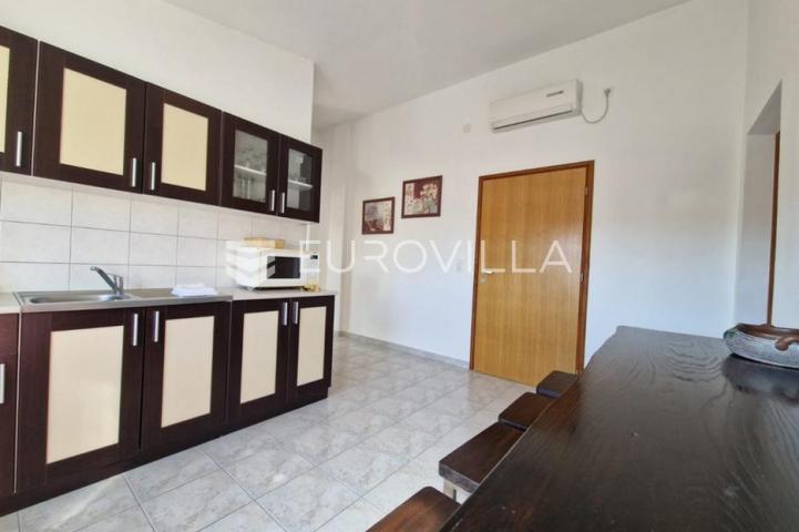 Vir, 100m od mora, kuća s 4 apartmana i pogledom na more