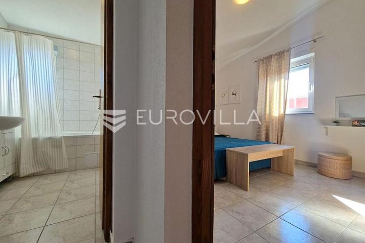 Vir, 100m od mora, kuća s 4 apartmana i pogledom na more