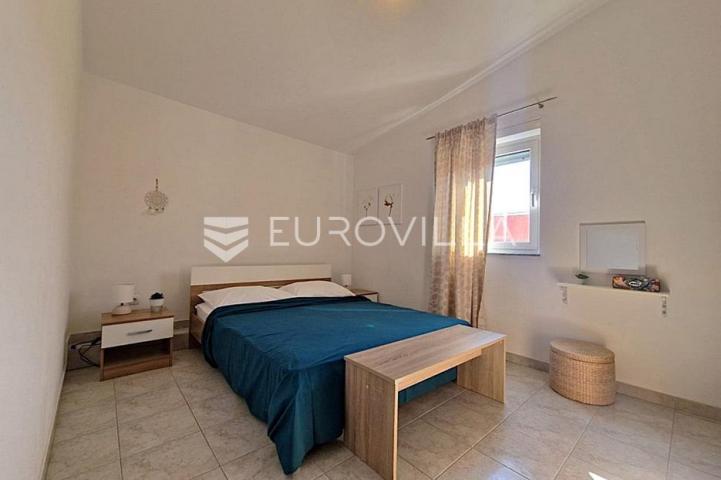 Vir, 100m od mora, kuća s 4 apartmana i pogledom na more