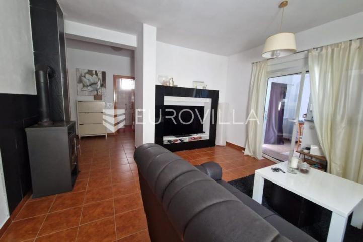 Vir, 100m od mora, kuća s 4 apartmana i pogledom na more
