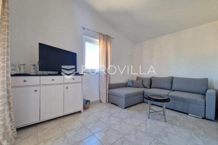 Vir, 100m od mora, kuća s 4 apartmana i pogledom na more