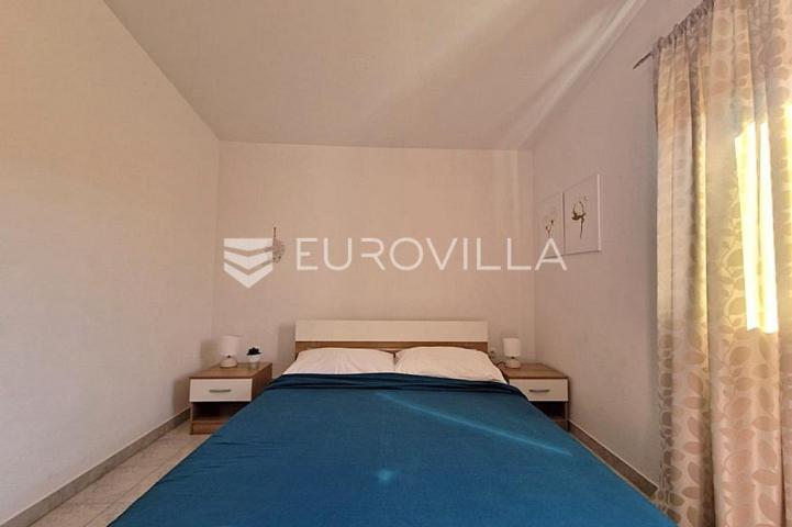 Vir, 100m od mora, kuća s 4 apartmana i pogledom na more