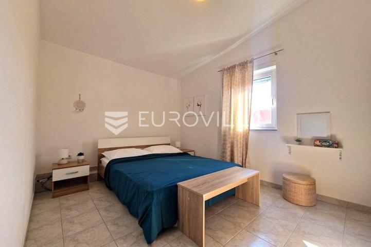 Vir, 100m od mora, kuća s 4 apartmana i pogledom na more