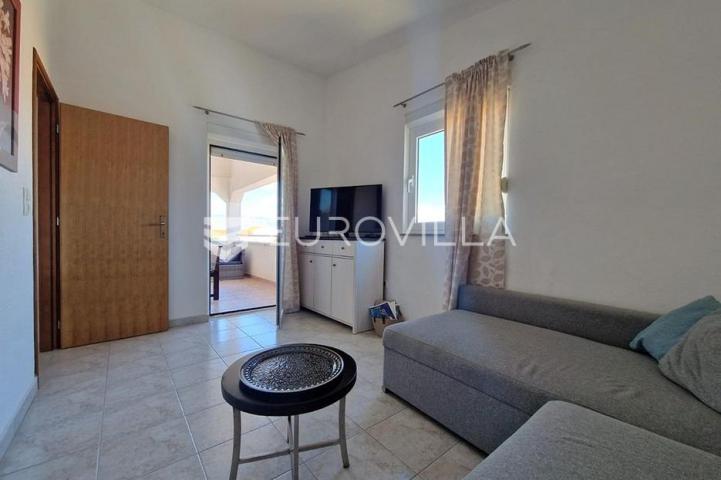 Vir, 100m od mora, kuća s 4 apartmana i pogledom na more