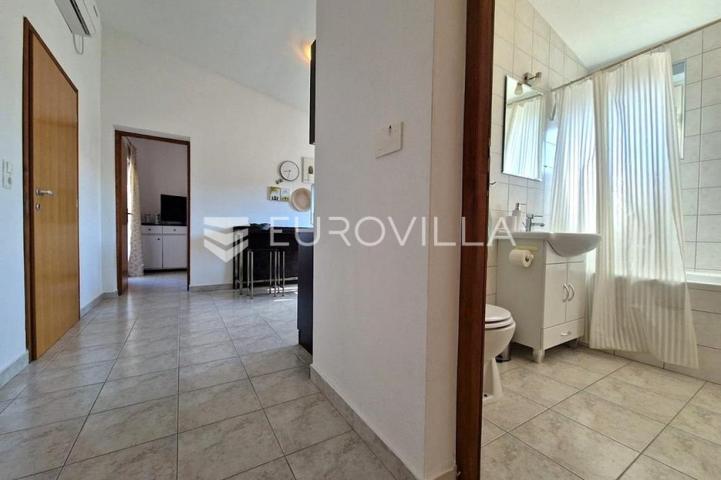 Vir, 100m od mora, kuća s 4 apartmana i pogledom na more