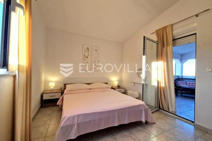 Vir, 100m od mora, kuća s 4 apartmana i pogledom na more