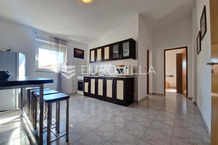 Vir, 100m od mora, kuća s 4 apartmana i pogledom na more