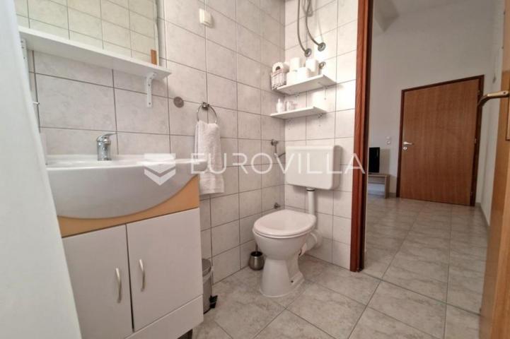 Vir, 100m od mora, kuća s 4 apartmana i pogledom na more