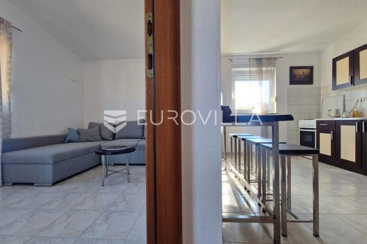 Vir, 100m od mora, kuća s 4 apartmana i pogledom na more