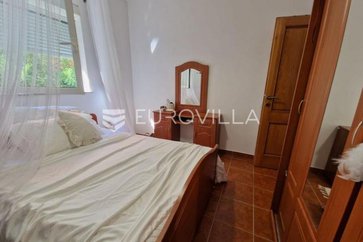 Vir, 100m od mora, kuća s 4 apartmana i pogledom na more