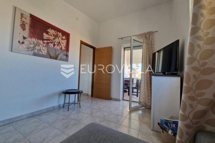 Vir, 100m od mora, kuća s 4 apartmana i pogledom na more