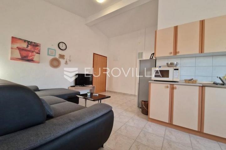 Vir, 100m od mora, kuća s 4 apartmana i pogledom na more
