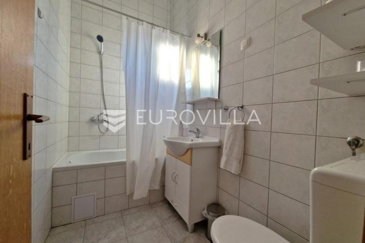 Vir, 100m od mora, kuća s 4 apartmana i pogledom na more