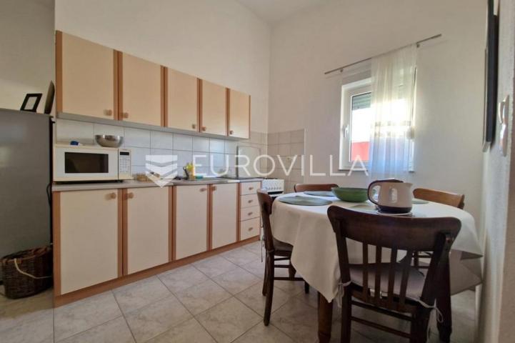 Vir, 100m od mora, kuća s 4 apartmana i pogledom na more