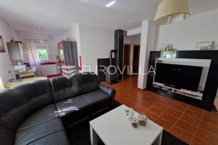 Vir, 100m od mora, kuća s 4 apartmana i pogledom na more