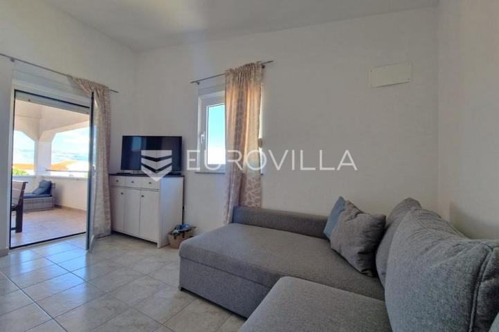 Vir, 100m od mora, kuća s 4 apartmana i pogledom na more