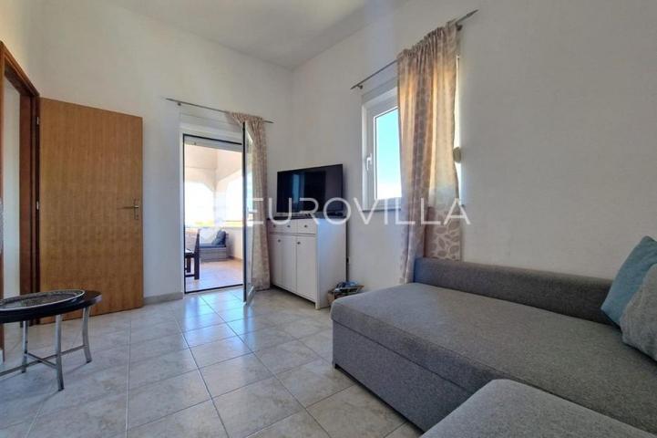 Vir, 100m od mora, kuća s 4 apartmana i pogledom na more