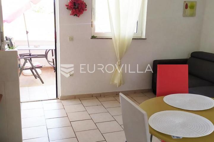Vir, 100m od mora, kuća s 4 apartmana i pogledom na more