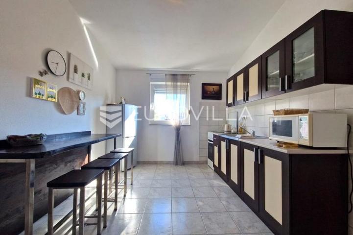 Vir, 100m od mora, kuća s 4 apartmana i pogledom na more