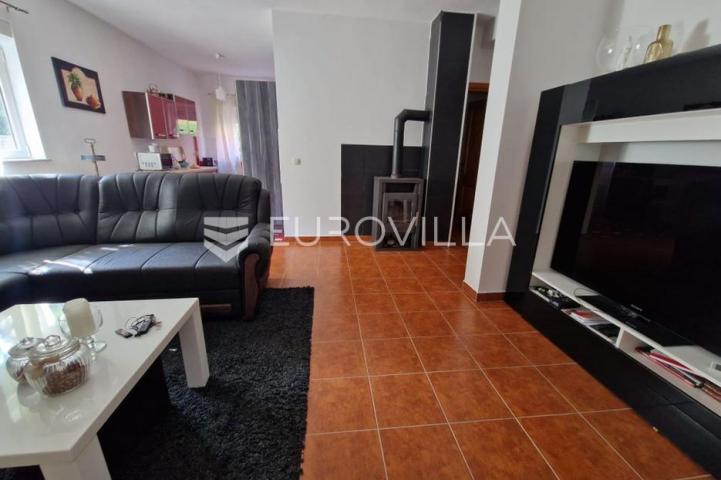 Vir, 100m od mora, kuća s 4 apartmana i pogledom na more