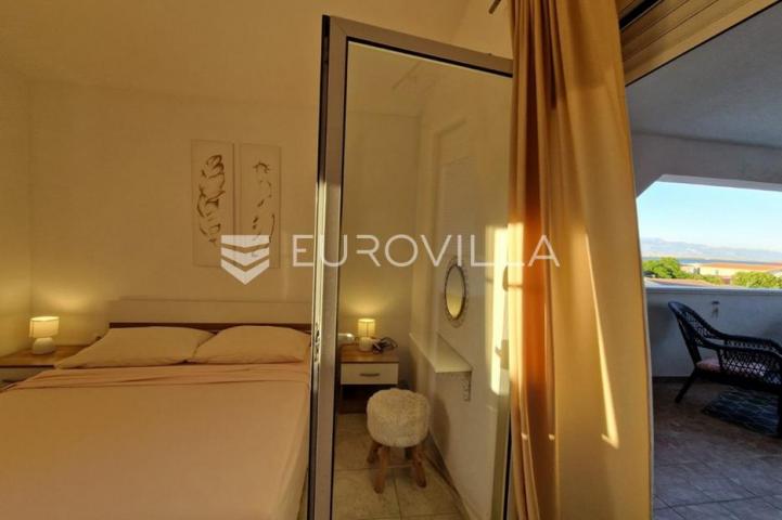 Vir, 100m od mora, kuća s 4 apartmana i pogledom na more