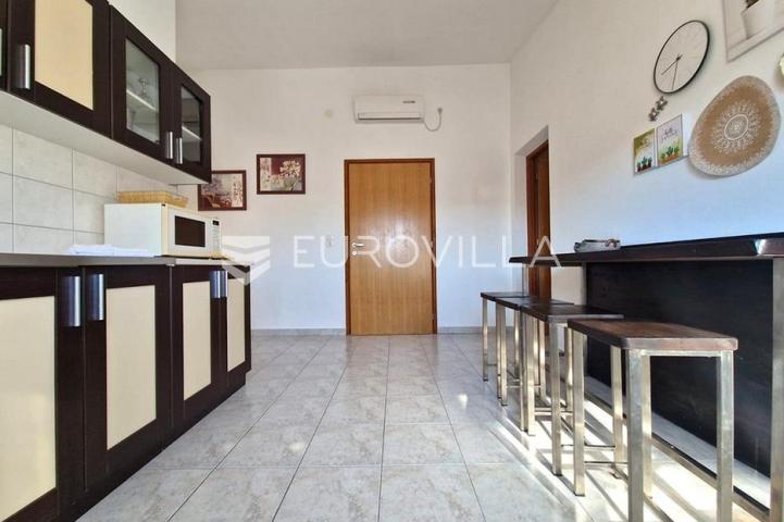 Vir, 100m od mora, kuća s 4 apartmana i pogledom na more