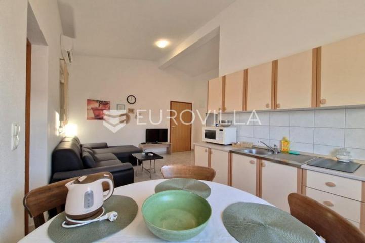 Vir, 100m od mora, kuća s 4 apartmana i pogledom na more