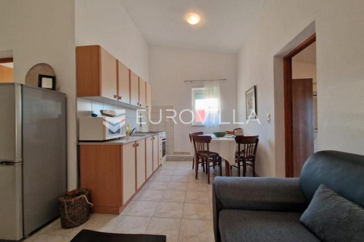 Vir, 100m od mora, kuća s 4 apartmana i pogledom na more
