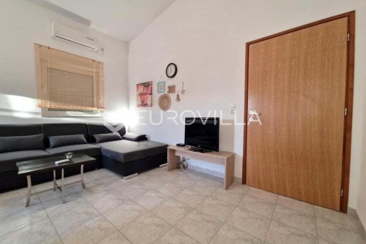 Vir, 100m od mora, kuća s 4 apartmana i pogledom na more