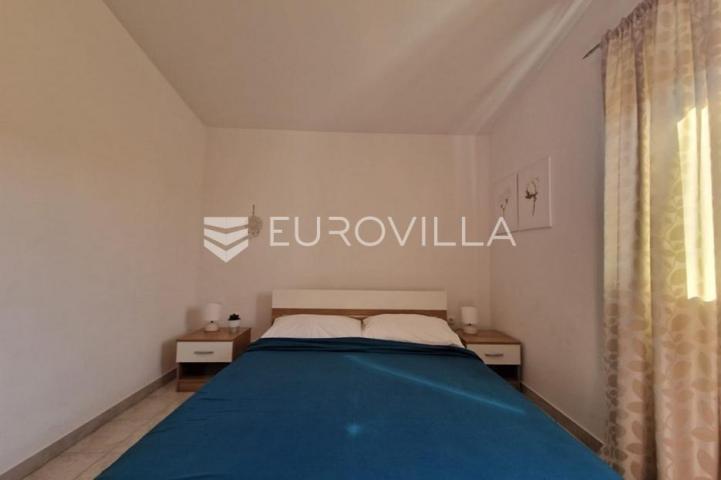 Vir, 100m od mora, kuća s 4 apartmana i pogledom na more