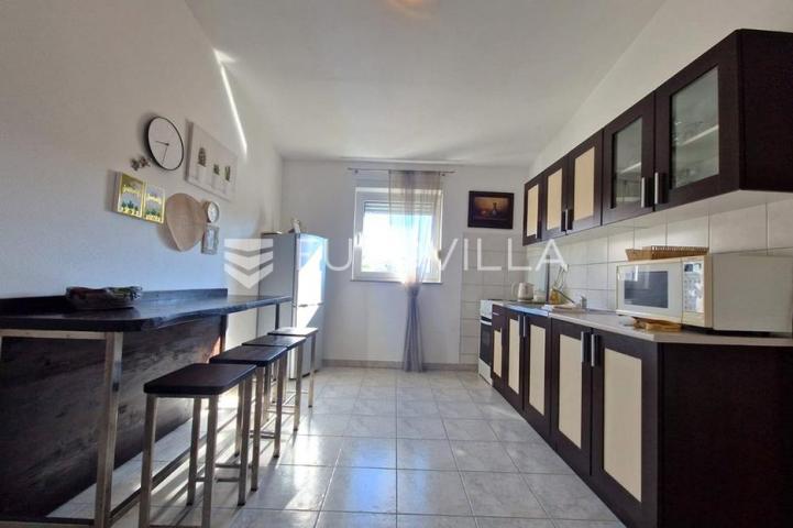 Vir, 100m od mora, kuća s 4 apartmana i pogledom na more