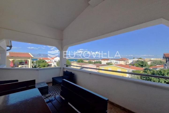 Vir, 100m od mora, kuća s 4 apartmana i pogledom na more