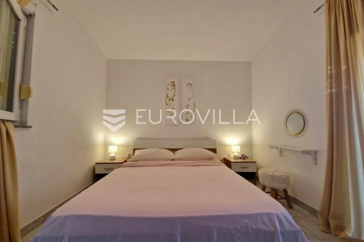 Vir, 100m od mora, kuća s 4 apartmana i pogledom na more