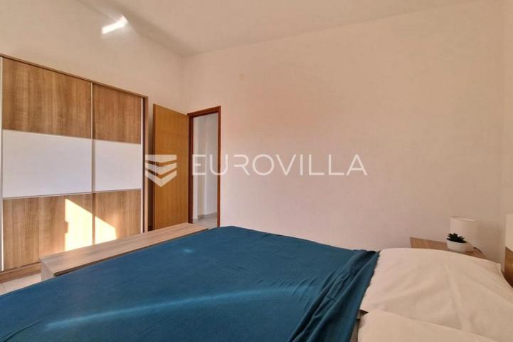 Vir, 100m od mora, kuća s 4 apartmana i pogledom na more