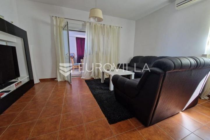 Vir, 100m od mora, kuća s 4 apartmana i pogledom na more