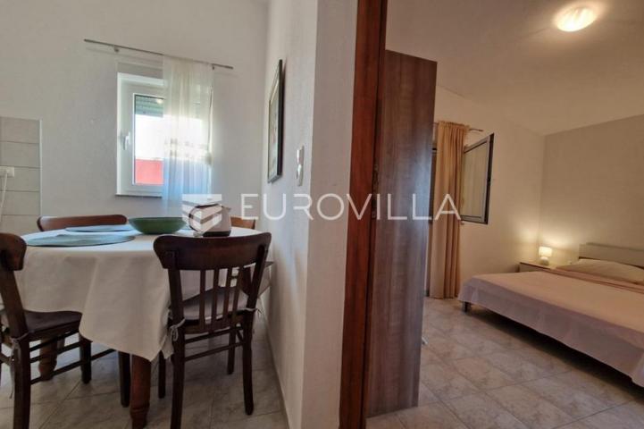 Vir, 100m od mora, kuća s 4 apartmana i pogledom na more