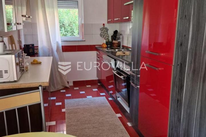 Vir, 100m od mora, kuća s 4 apartmana i pogledom na more