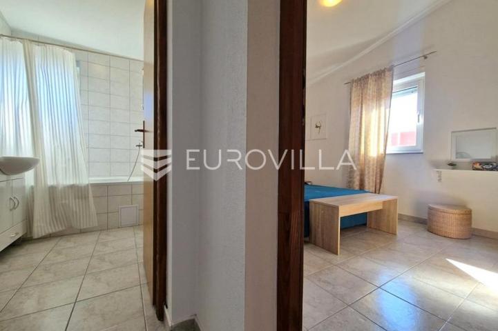 Vir, 100m od mora, kuća s 4 apartmana i pogledom na more