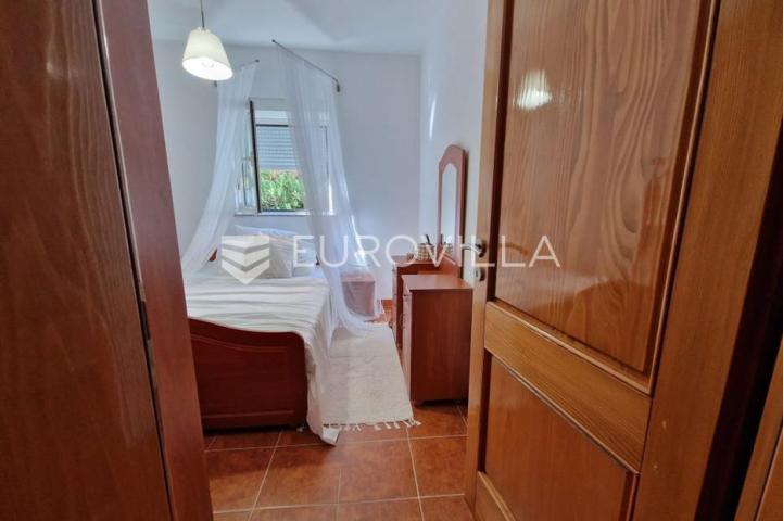 Vir, 100m od mora, kuća s 4 apartmana i pogledom na more