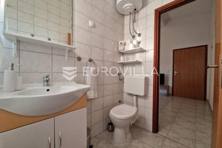 Vir, 100m od mora, kuća s 4 apartmana i pogledom na more