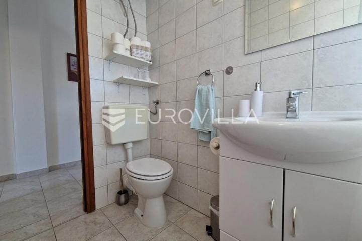 Vir, 100m od mora, kuća s 4 apartmana i pogledom na more