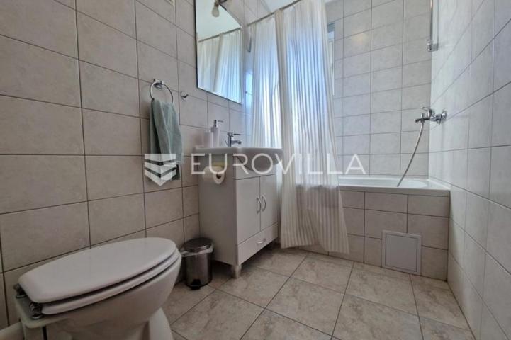 Vir, 100m od mora, kuća s 4 apartmana i pogledom na more