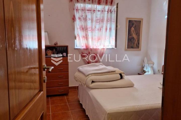Vir, 100m od mora, kuća s 4 apartmana i pogledom na more