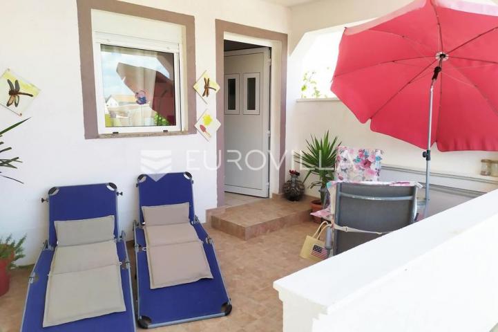 Vir, 100m od mora, kuća s 4 apartmana i pogledom na more