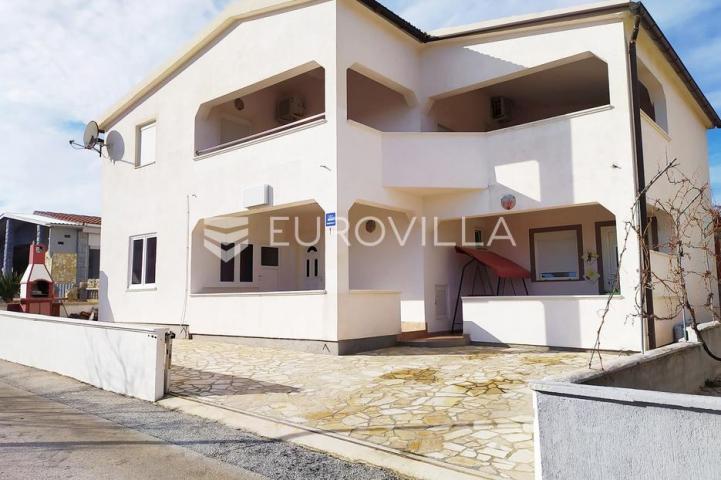Vir, 100m od mora, kuća s 4 apartmana i pogledom na more