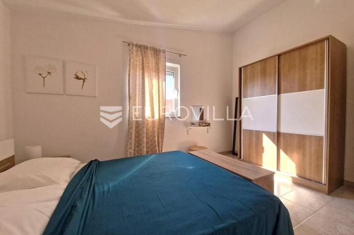 Vir, 100m od mora, kuća s 4 apartmana i pogledom na more