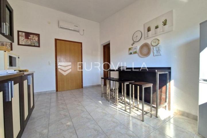 Vir, 100m od mora, kuća s 4 apartmana i pogledom na more