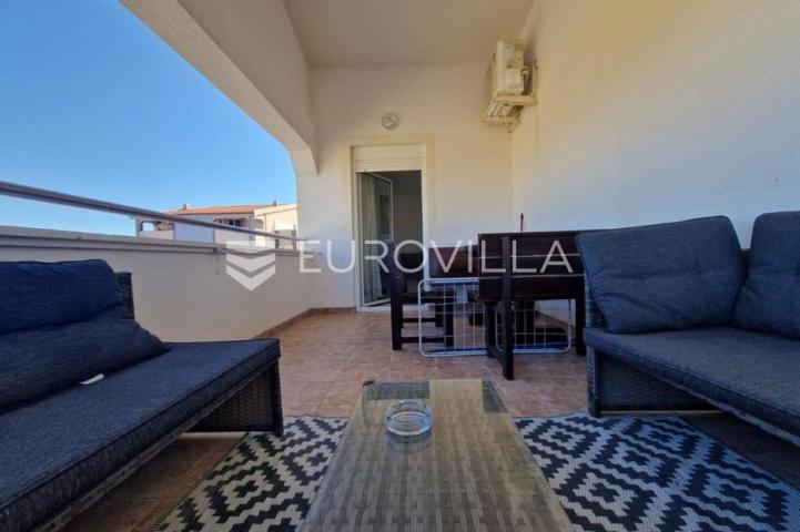Vir, 100m od mora, kuća s 4 apartmana i pogledom na more