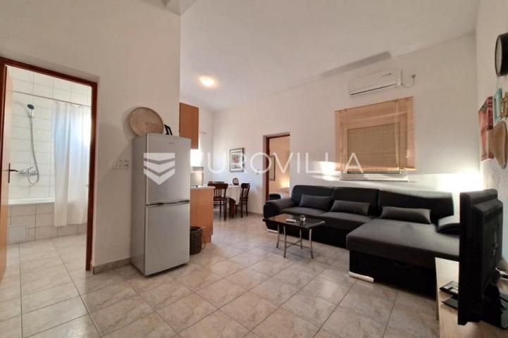 Vir, 100m od mora, kuća s 4 apartmana i pogledom na more
