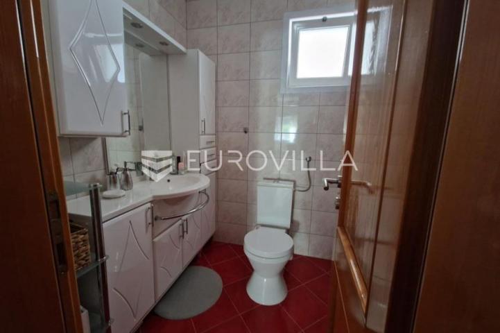 Vir, 100m od mora, kuća s 4 apartmana i pogledom na more